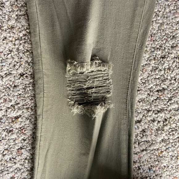 Green capris - Picture 3 of 5